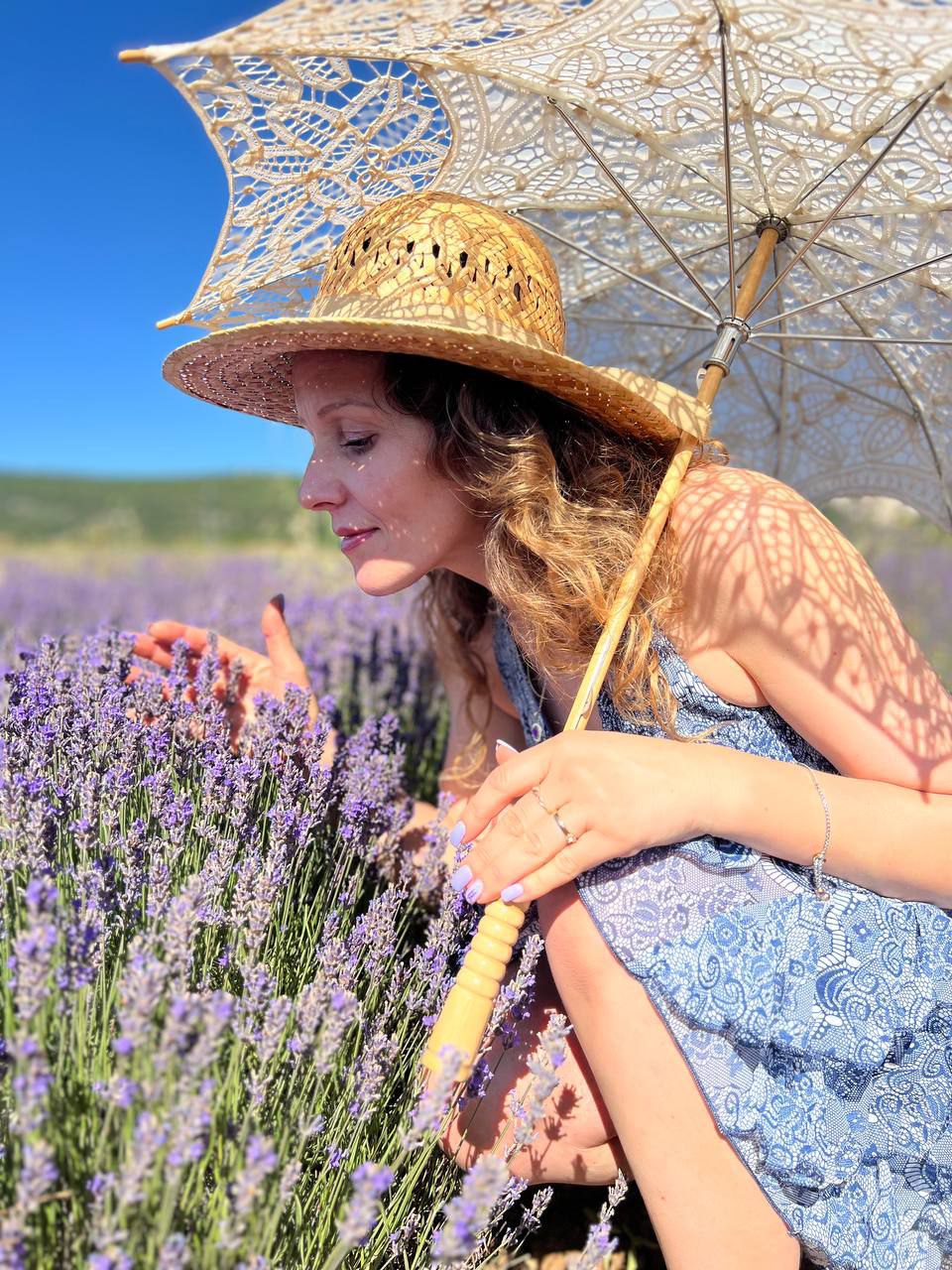 Участница тура в лаванде